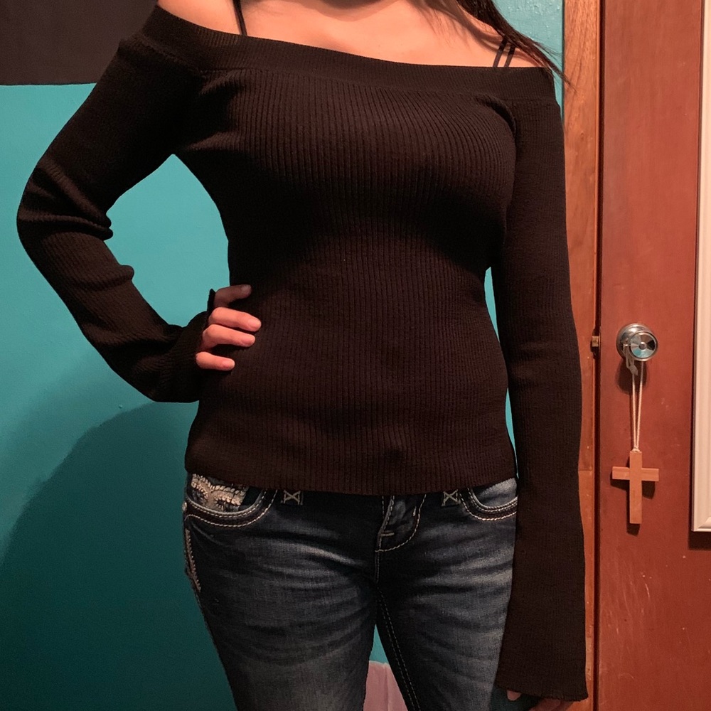 Cute Black of the Shoulder long sleeve top💕